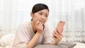 スマホを見る女性
