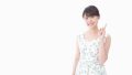 笑顔で指さす女性
