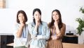 考える女性たち