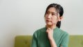 考える女性