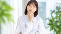 考える女性