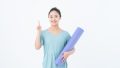 笑顔で指さす女性