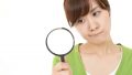 虫眼鏡で見る女性